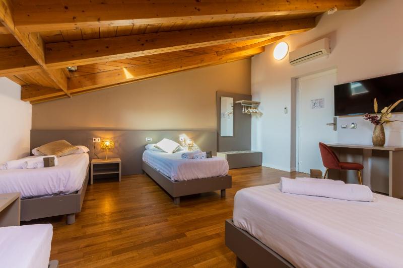 Premium Quadruple Room with Single Beds image 3