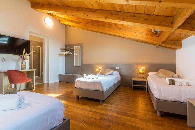 Twin Room with Private External Bathroom image 3