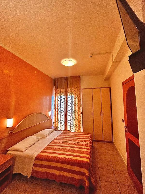 Double or Twin Room image 3