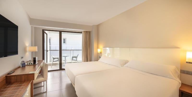 Standard Triple Room with Terrace (2 Adults + 1 Child) image 3