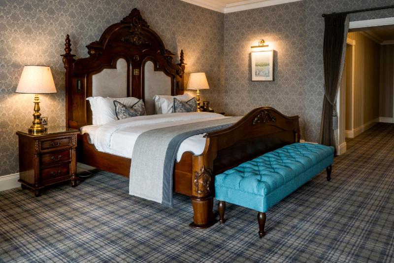 King Room with Lake View image 4