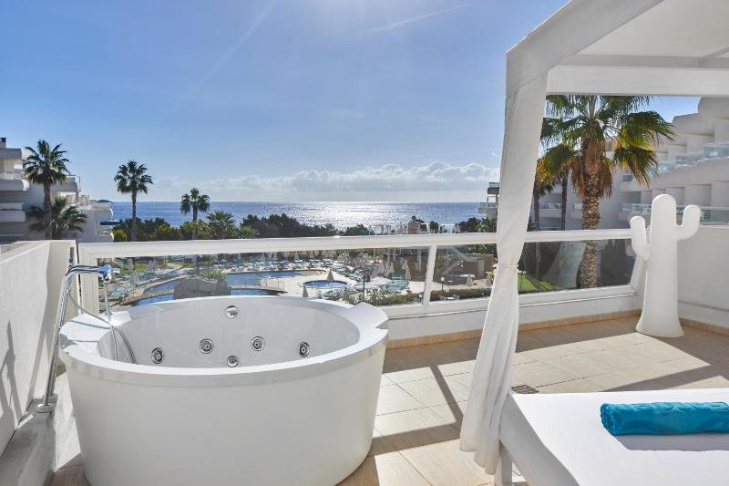Deluxe One-Bedroom Apartment woth Front Sea View and Hot Tub image 3