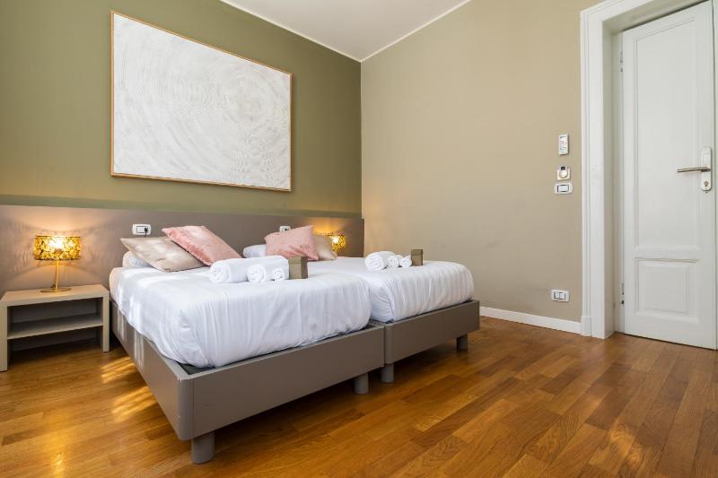 Twin Room with Private Bathroom image 2