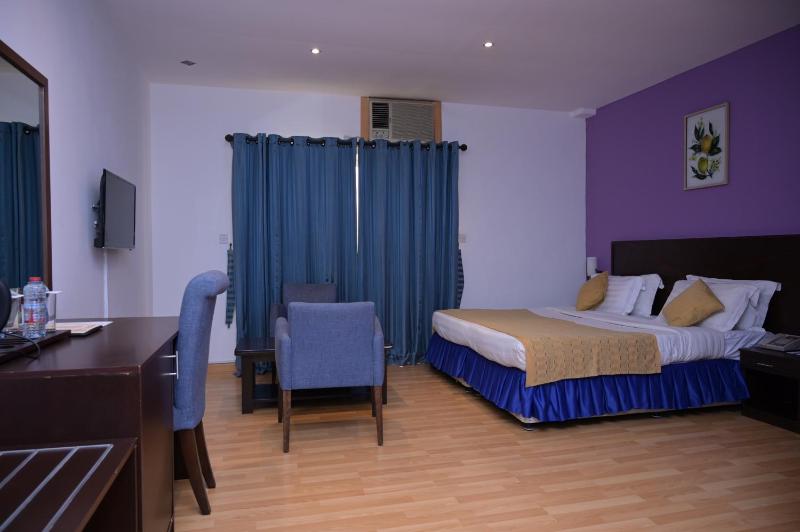 Standard King Room image 4