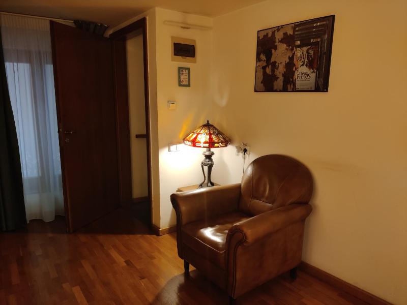 Large Single Room image 4