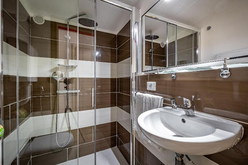 Standard Double Room image 4