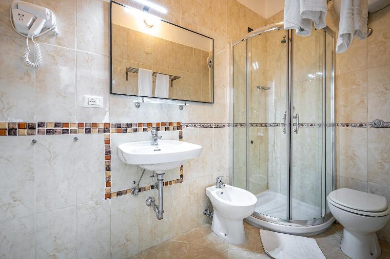 Standard Double Room image 3