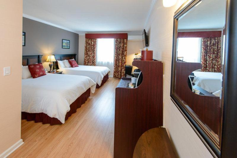 Queen Room with Two Queen Beds image 4