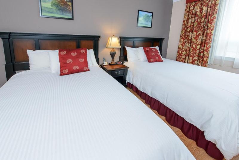 Queen Room with Two Queen Beds image 3