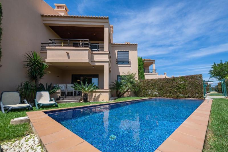 Two-Bedroom Apartment with Pool and Garden image 2