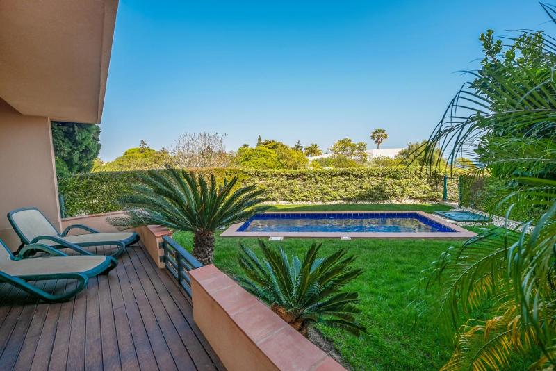 Two-Bedroom Apartment with Pool and Garden image 4