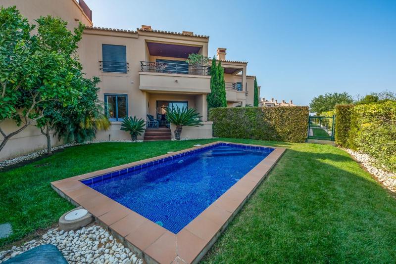 Two-Bedroom Apartment with Pool and Garden image 3