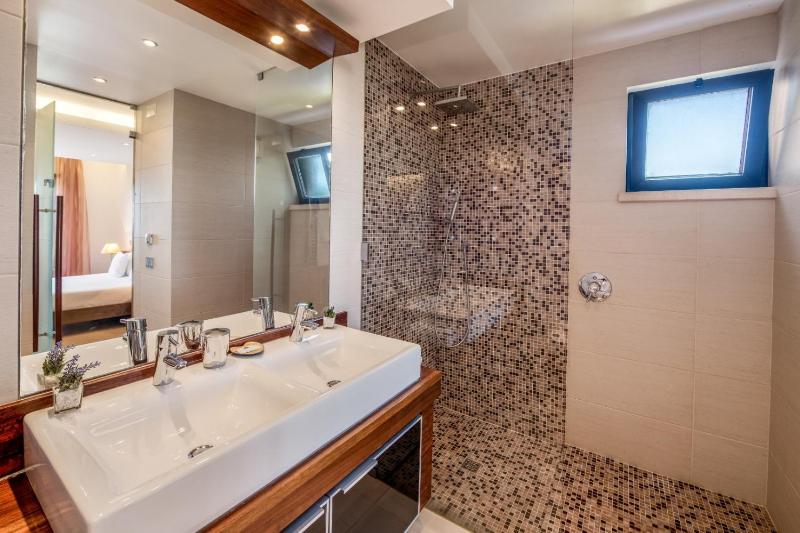 Three-Bedroom Apartment with Pool and Garden image 3