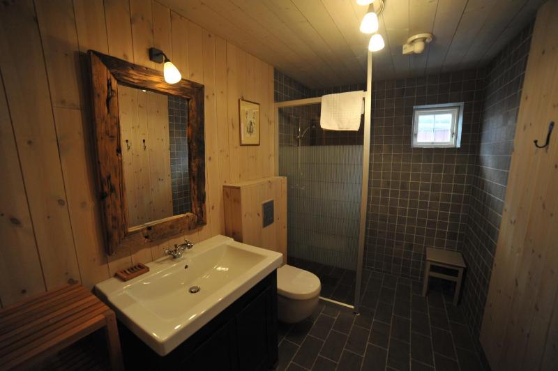 Two-Bedroom Deluxe Rorbu Cabin with Sea View image 3