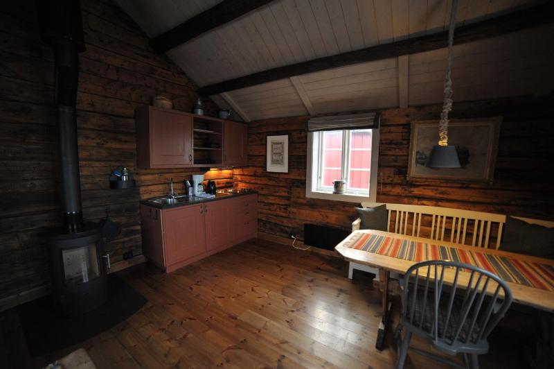 Two-Bedroom Deluxe Rorbu Cabin with Sea View image 4