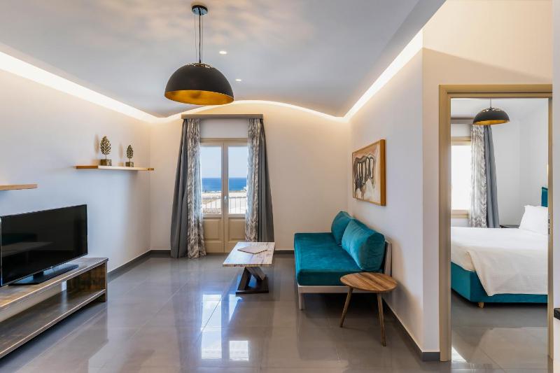 Senior Suite with Sea View & Outdoor Hot Tub image 4