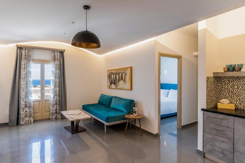 Senior Suite with Sea View & Outdoor Hot Tub image 3