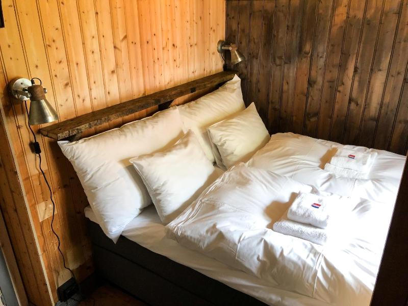 Two-Bedroom Superior Rorbu Cabin with Sea View image 4
