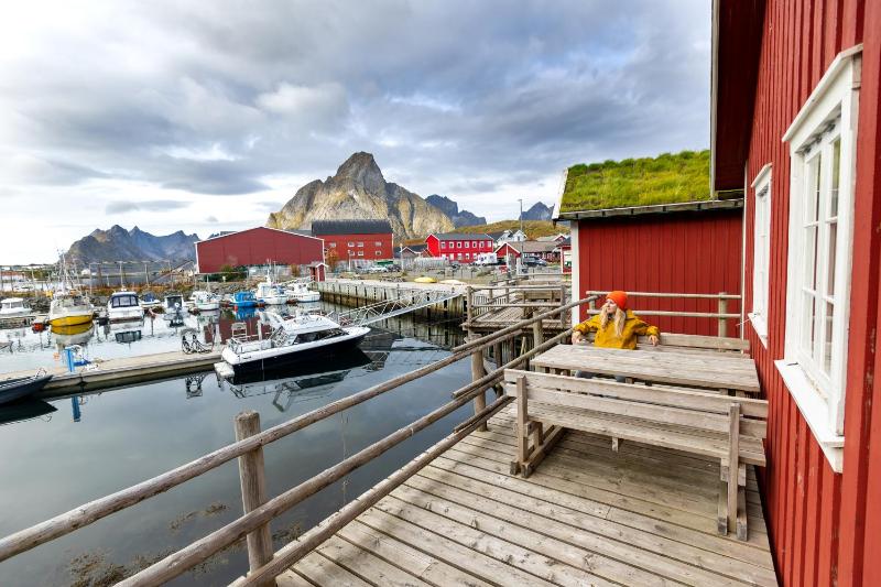 One-Bedroom Deluxe Rorbu Cabin with Sea View image 3