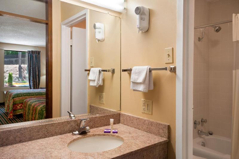 Double Room with Two Double Beds - Smoking image 3