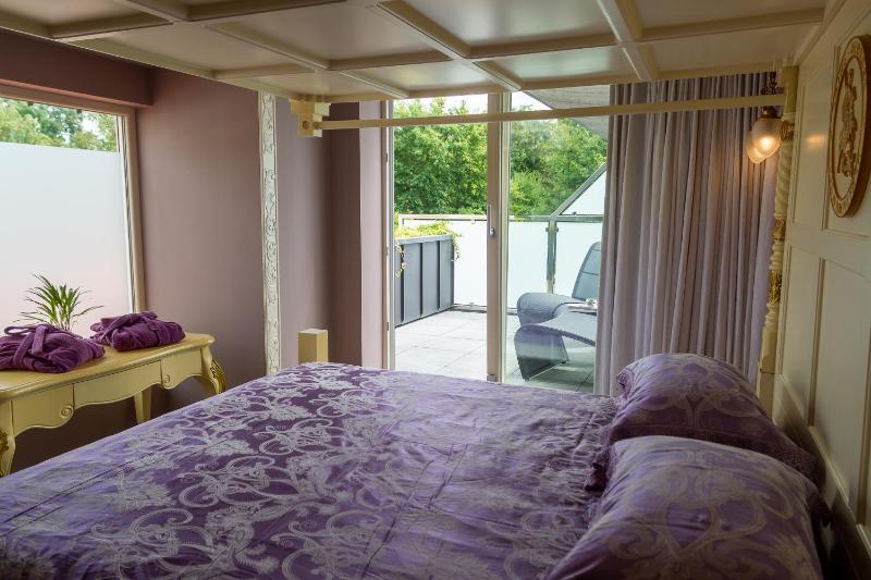 Deluxe Double Room with Balcony image 4