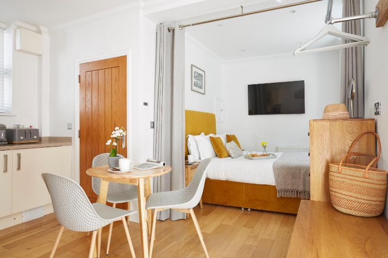 Studio Apartment image 3
