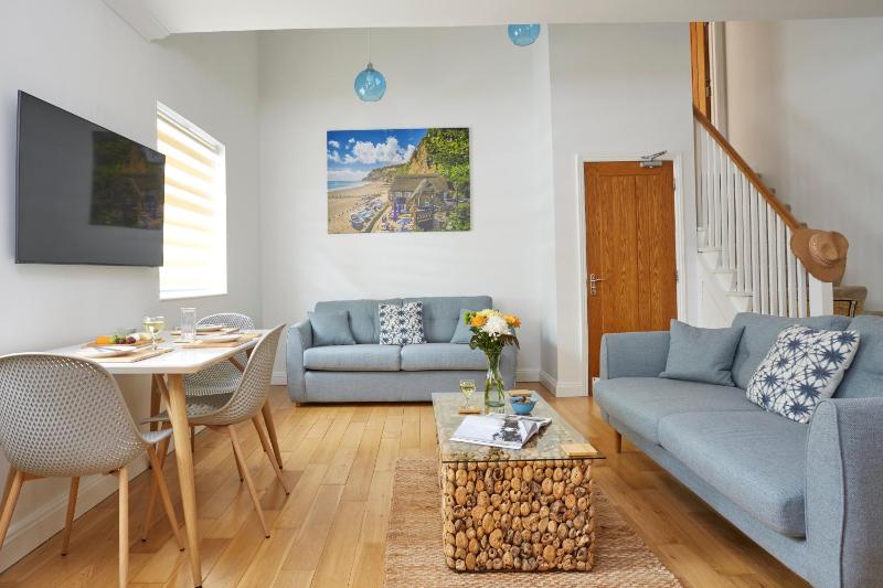 One-Bedroom Apartment image 4