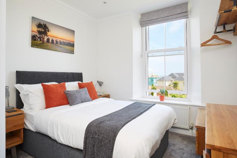 Three-Bedroom Apartment with Sea View, Balcony and Spa Bath image 3