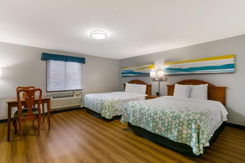 Studio with Two Queen Beds with Stove-Top Non-Smoking image 4