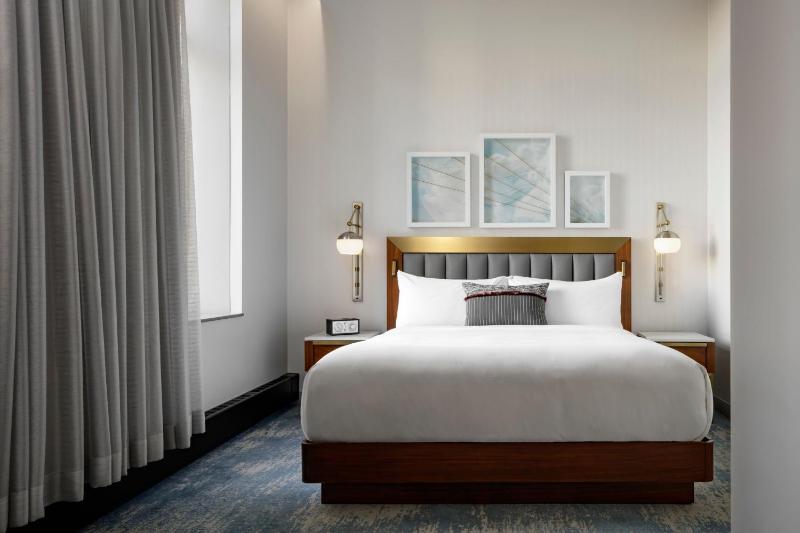 King Guest Room with City View image 3