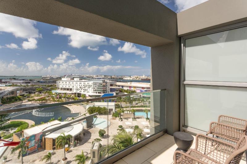 Bay View Room, 1 King, Balcony image 4