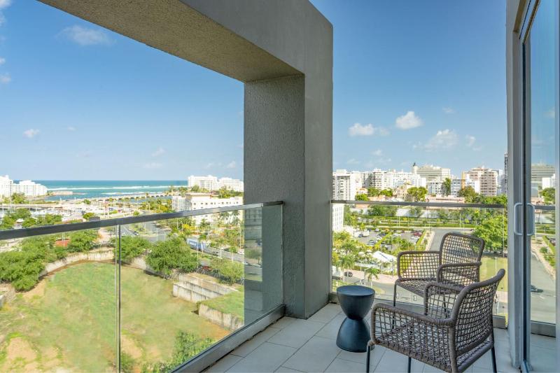 Bay View Room, 1 King, Balcony image 3