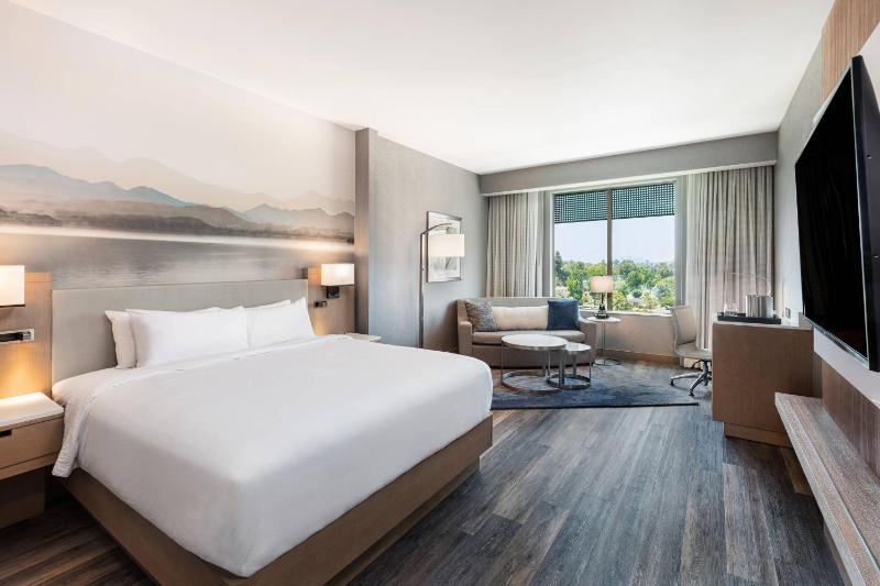 Larger Guest room, 1 King, Sofa bed image 1