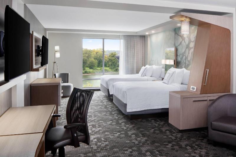 Suite, 2 Queen, Sofa bed, River view image 2