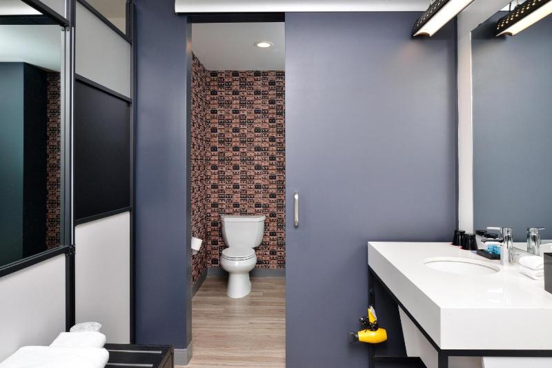 Savvy, Larger Guest room, 1 King image 2