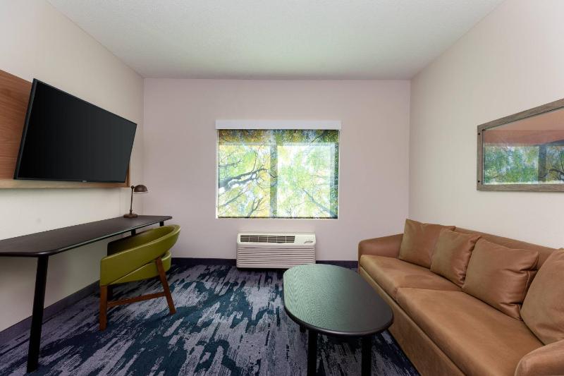 Suite, 1 King, Sofa bed image 4