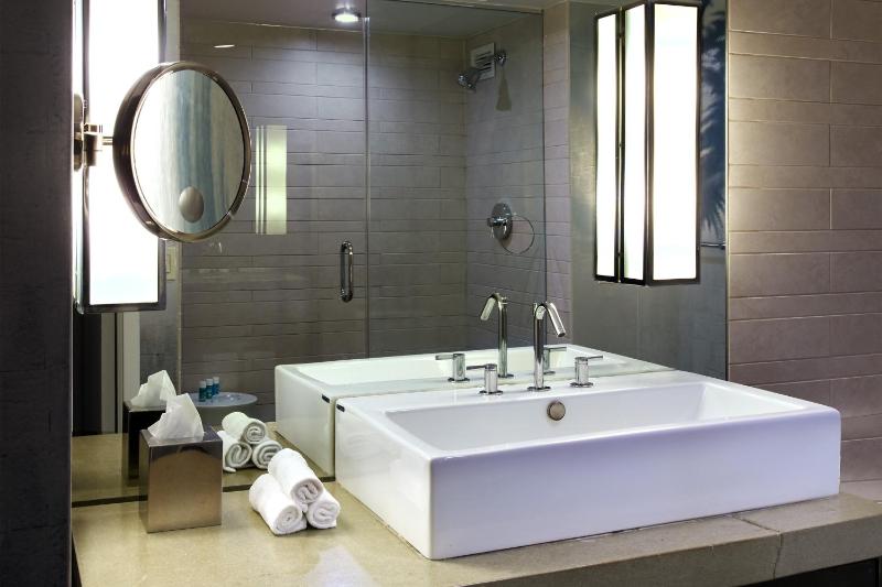 Spectacular One-Bedroom Corner King Suite image 3