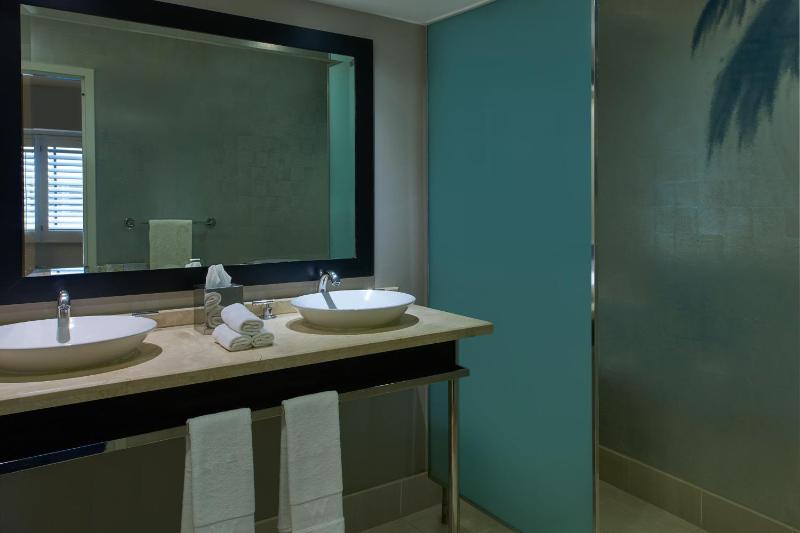 Spectacular One-Bedroom Corner King Suite image 2