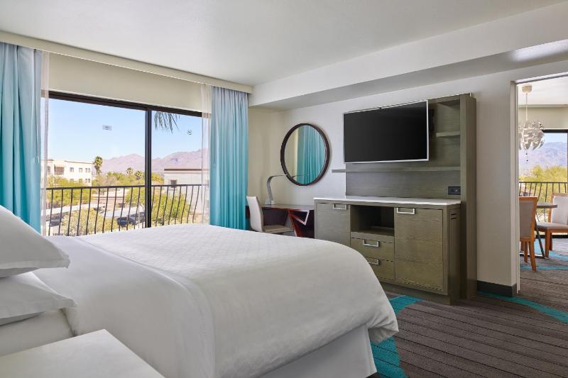 Club level, Executive Suite, 1 King, Sofa bed, Mountain view