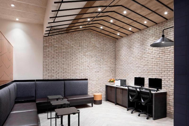 Fairfield Inn & Suites by Marriott New York Manhattan/Times Square South - image 9