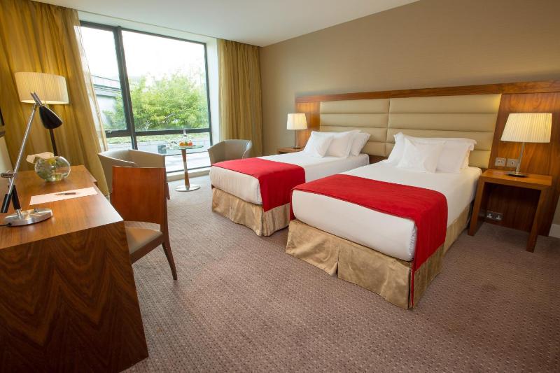 Classic Twin Room image 4