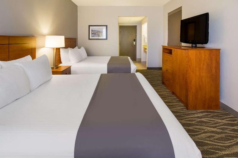Queen Room with Two Queen Beds - Non-Smoking image 3
