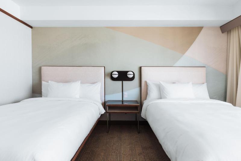 Queen Room with Two Queen Beds and City View image 1