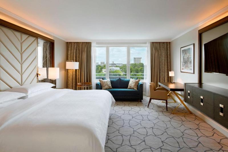 Premium Guest room, Club lounge access, 1 King, High floor image 3