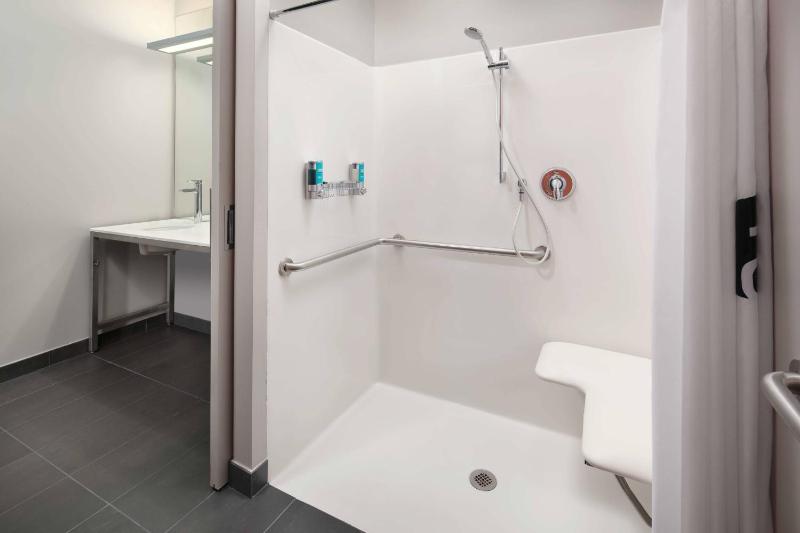 Aloft, Guest room, 2 Queen image 1