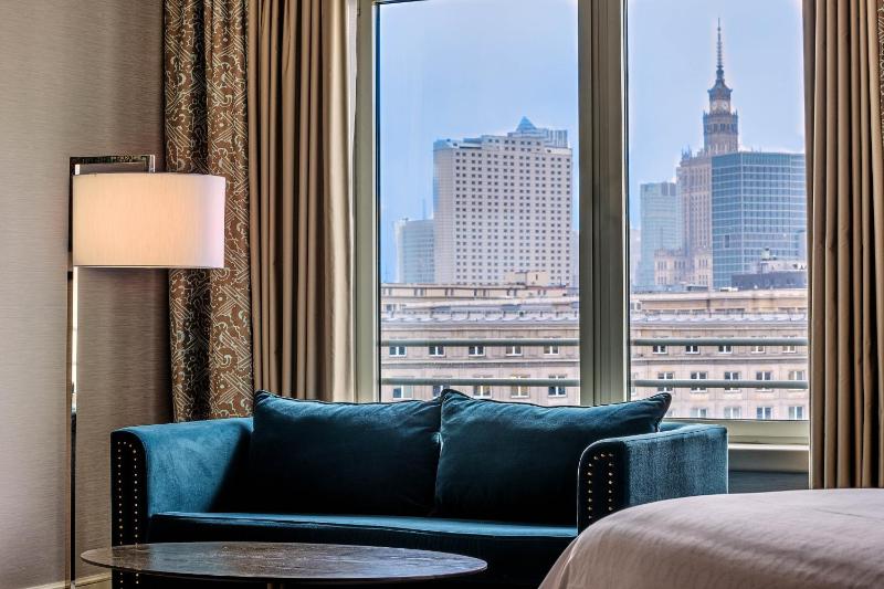 Premium Guest room, Club lounge access, 1 King, High floor image 4