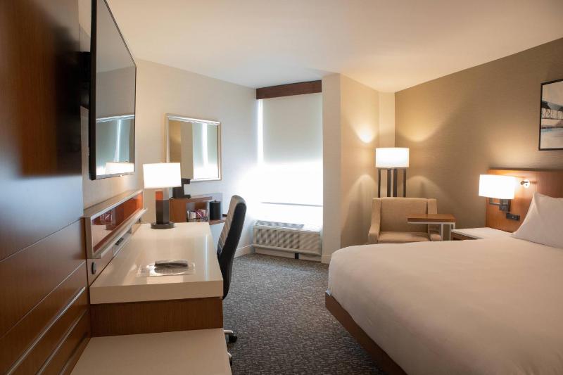 Guest room with king bed and courtyard view image 4