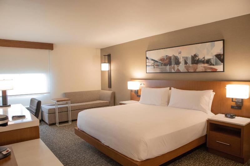 King Guest Room with Sofa Bed image 1