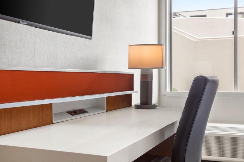 Standard King Room image 4