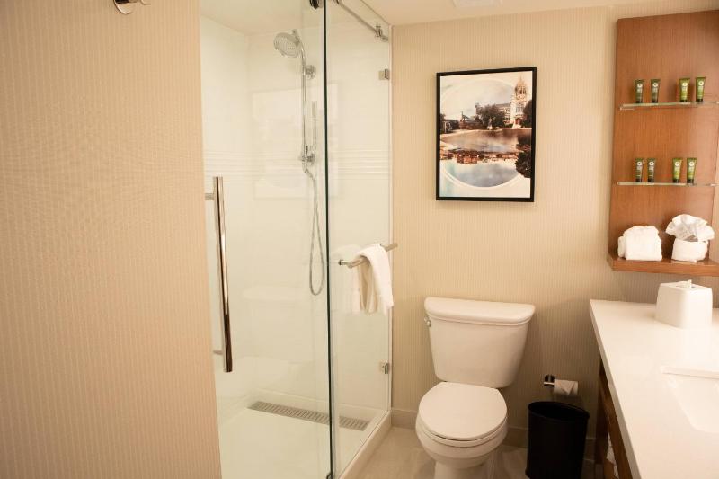Standard King Room image 3